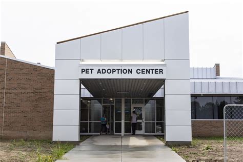 Genesee county animal shelter - All About Animals Rescue 507 W Atherton Rd., Flint MI 48507 810-780-4978. Open to all, special programs for low income owners, feral cats welcome. Pets can be sterilized starting at 8 weeks of age who weigh 2 lbs or more. Low cost vaccines, heartworm testing, microchipping and other wellness services available. $120 for dogs, $40 for cats ...
